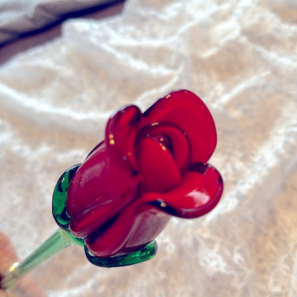 Excellent new condition Hand blown glass rose by hqt almost 20” long